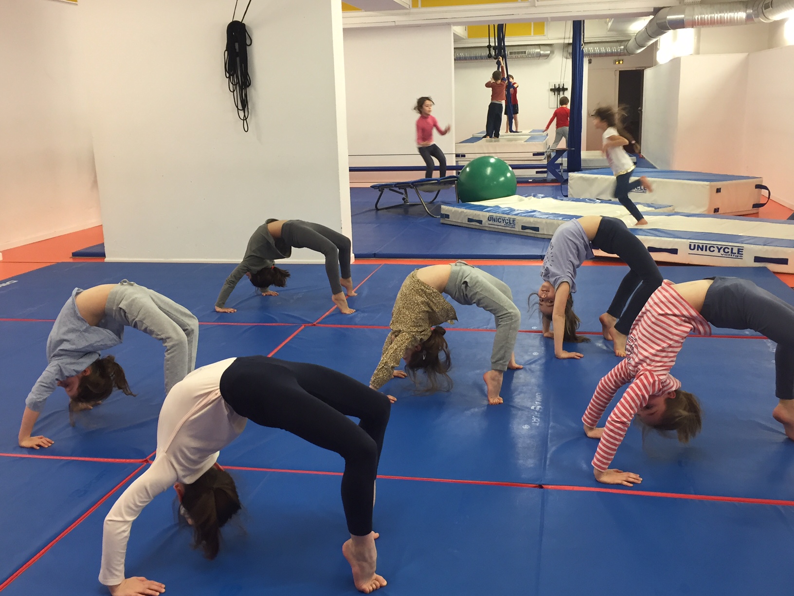 Acrobatie au sol en salle Flip Flap